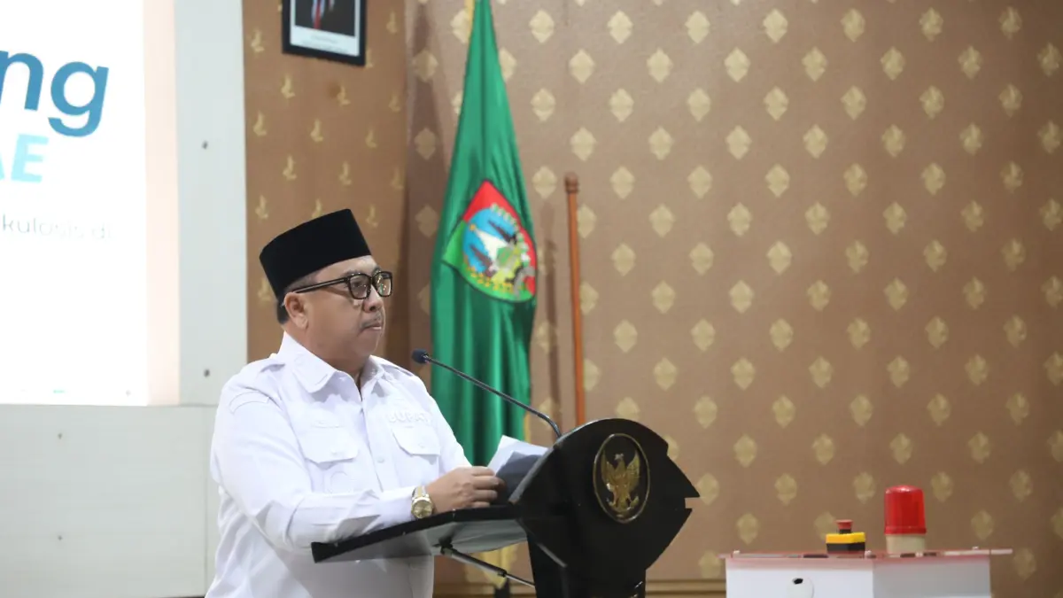 Bupati Jombang Warsubi mengajak masyarakat untuk tidak memberikan stigma kepada penderita tuberkulosis (TBC). 