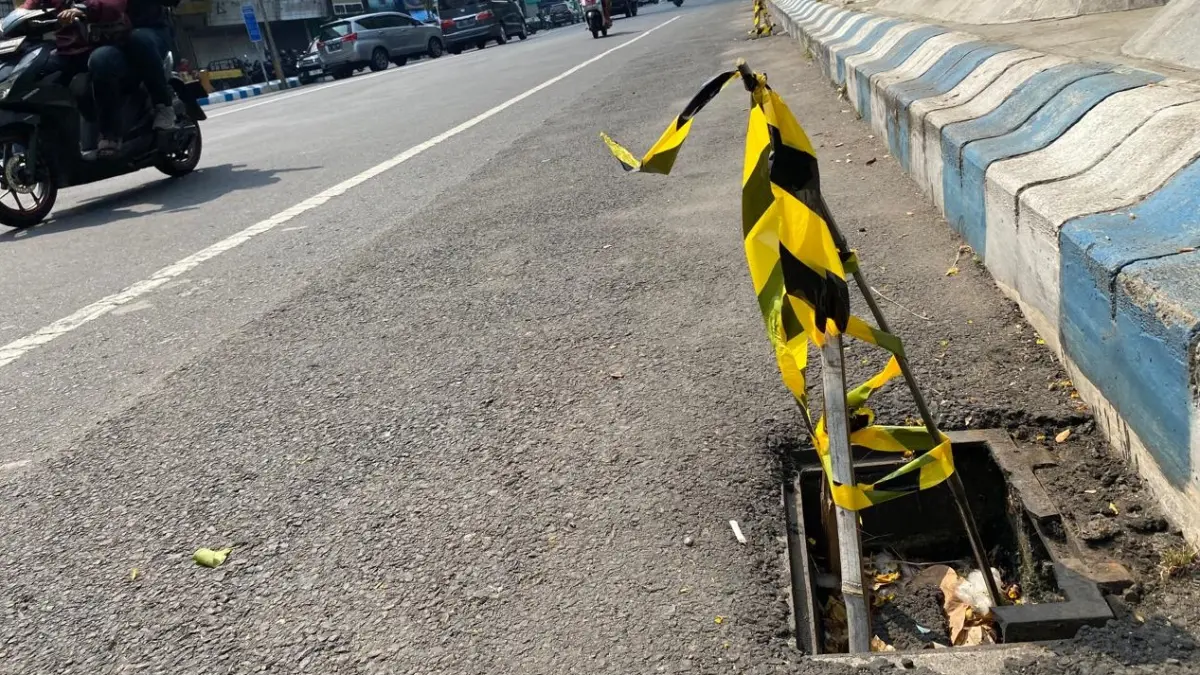: Kondisi penutup saluran drainase di kawasan trotoar Jalan Gus Dur, Kabupaten Jombang, jebol, Rabu (3/6).