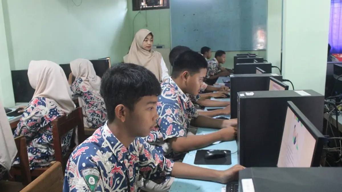 LANCAR: Siswa mengambil PIN untuk daftar masuk SMAN/SMK di SMAN 1 Jombang, kemarin.  