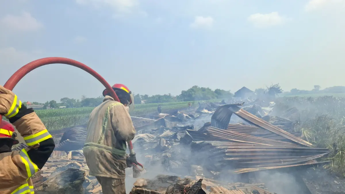 proses pemadaman api di kandang ayam yang terbakar di Peterongan Jombang Kamis (4/5)