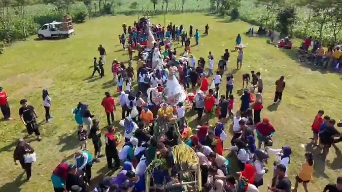SEMARAK: Warga antusias mengikuti Sedekah Dusun di Dusun/Desa Diwek, Kecamatan Diwek 