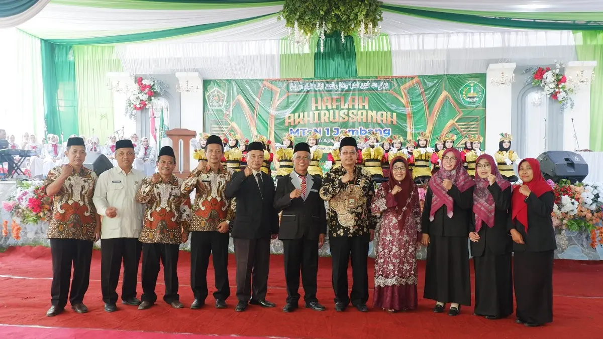 TELADAN: Plh Kepala Kemenag Jombang Arif Hidayatulloh, bersama Plh Kepala MTsN 1 Jombang, Abdul Haris, dan jajaran pimpinan. 