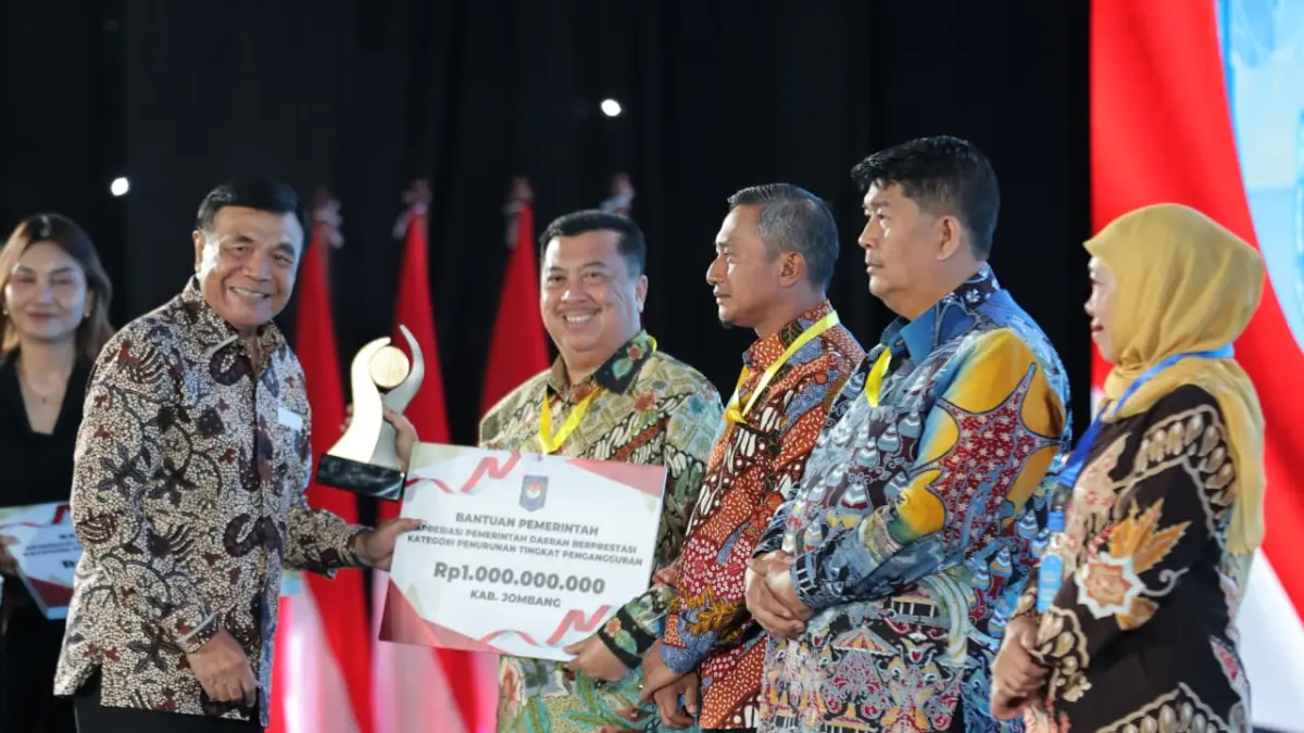 PRESTASI: Menteri Koordinator Bidang Politik & Keamanan RI, Djamari Chaniago menyerahkan penghargaan kepada Bupati Jombang Warsubi saat malam puncak penganugrahan Apresiasi Pemerintah Daerah Berprestasi Tahun 2026 Regional Jawa-Bali yang digelar di Daerah Istimewa Yogyakarta, Kamis (4/6) malam.