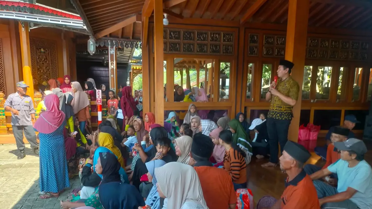 MERIAH: Kepala Desa Karangpakis Joko Risdianto mendampingi jajaran Forkopimcam Kabuh saat acara sedekah bumi di area makam Mbah Buyut Sona, Dusun Grobrogan, Jumat (29/5).
