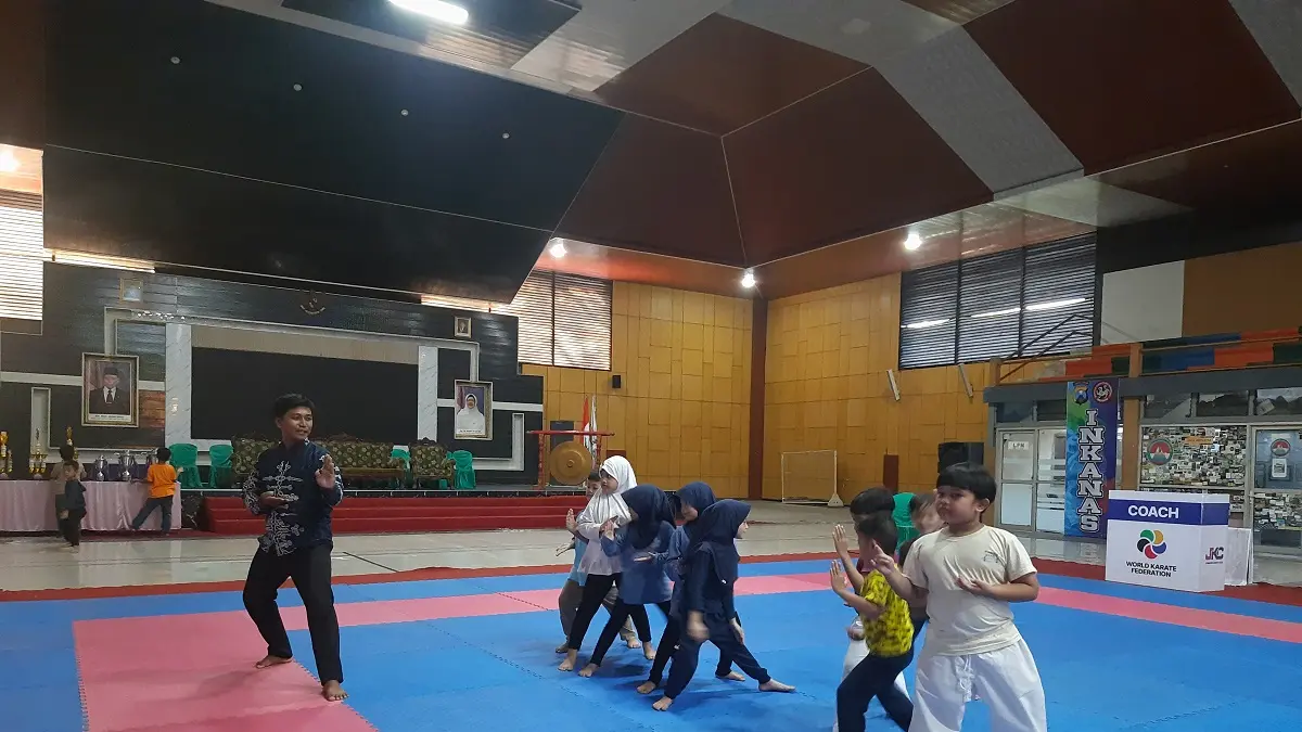 Sebanyak 500 karateka dari berbagai daerah di Jawa Timur mengikuti Kejuaraan Karate INKANAS Open dan Festival JKC Cup 2026 yang digelar di GOR Gelora Abi As