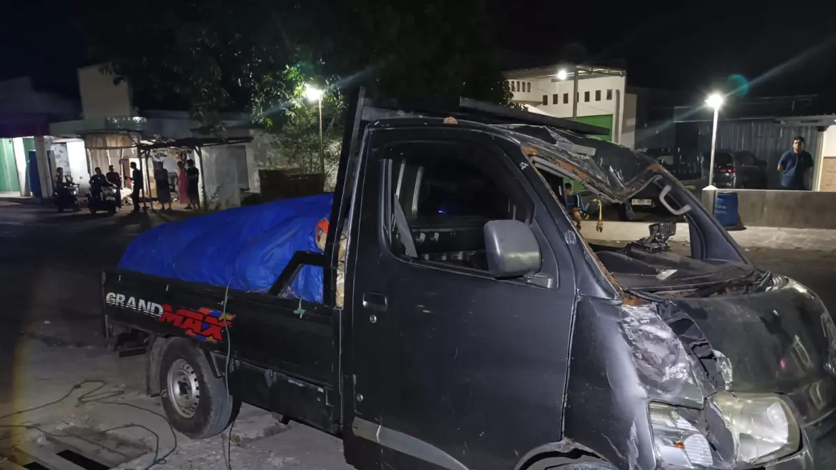 Sebuah mobil pikap Daihatsu Grandmax menabrak teras toko agen sosis di Jalan Raya Dusun Meduran, Desa Ngumpul, Kecamatan Jogoroto, Kabupaten Jombang, Kamis (4/6) malam