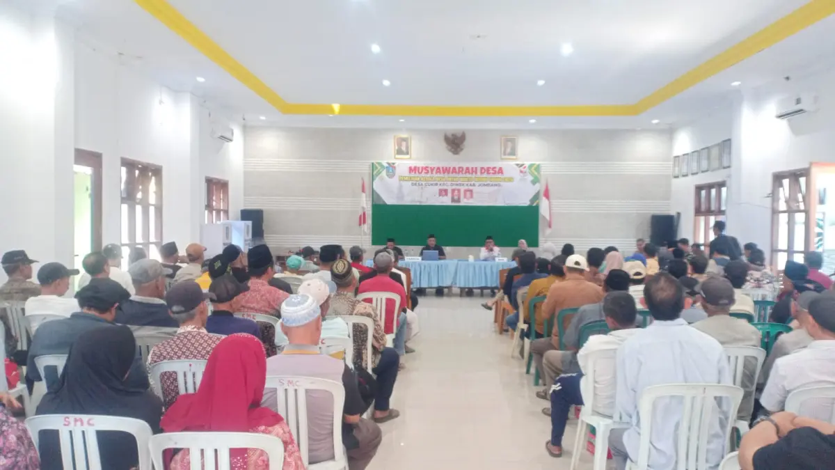 
SERIUS: Musdes KDAW di Desa Cukir, Kecamatan Diwek, Kamis (4/6).
