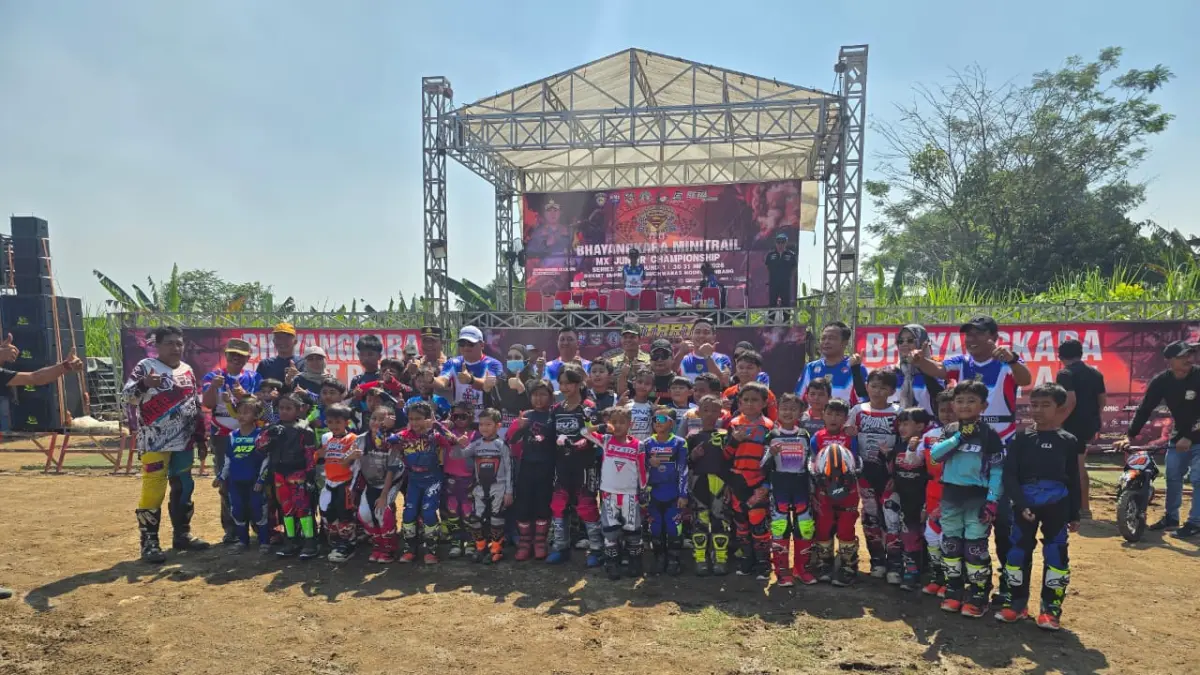 TELADAN: Wakil Ketua 3 DPRD Jombang, HM Syarif Hidayatullah ST MMT (Gus Sentot), bersama Kapolres AKBP Ardi Kurniawan membuka Bhayangkara Minitrail MX Junior Championship di sirkuit Emprit Jaya Desa Sugihwaras, Ngoro, Minggu (31/5).