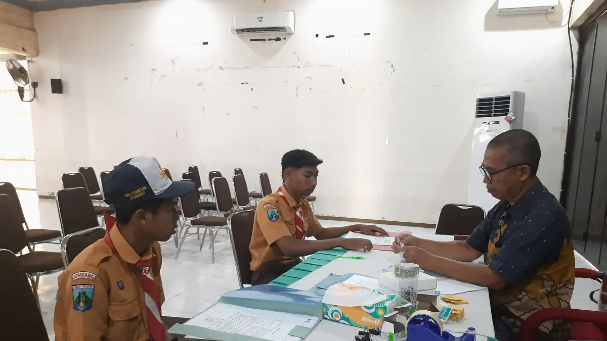 TELATEN: Pelayanan verifikasi dan validasi data dan dokumen  oleh operator sekolah di SMAN 2 Jombang, (5/6)