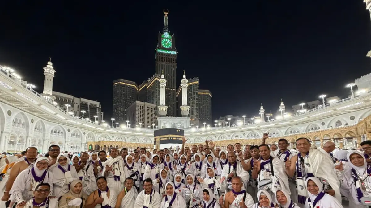 TUNTAS: Jemaah haji asal Jombang dari KBIHU Thoriqul Jannah saat foto bersama di depan Kakbah. 