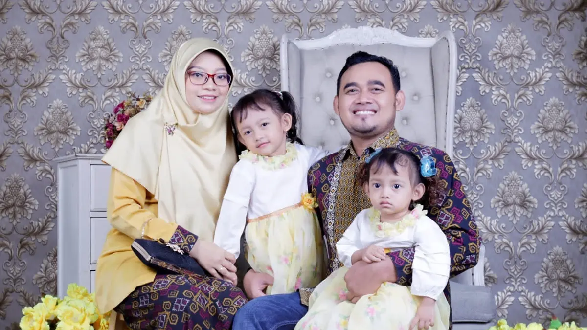 Elvi Era Fitri bersama keluarga