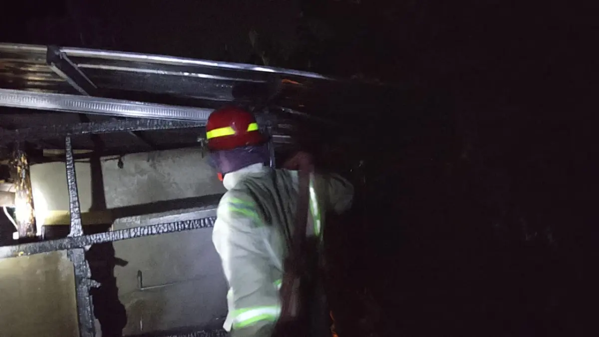 PEMADAMAN: Petugas berusaha memadamkan api yang membakar dapur rumah dan toko milik Khairul Hasyim di Dusun Mojoanyar, Desa Mojotengah, Kecamatan Bareng, Jumat (5/6) malam.&nbsp;