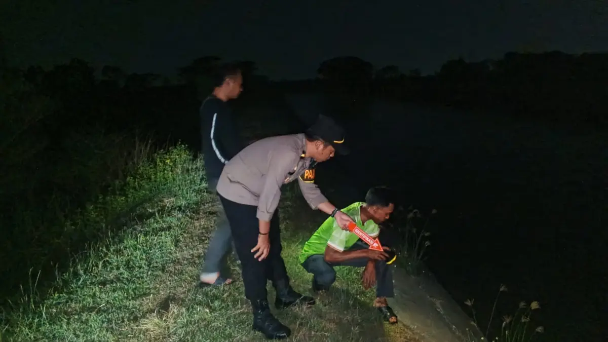 Seorang petani ditemukan meninggal dunia setelah diduga tenggelam di sungai sudetan Waruturi, Dusun Kepuhkajang, Kecamatan Perak, Kabupaten Jombang, Jumat (5/6) malam.