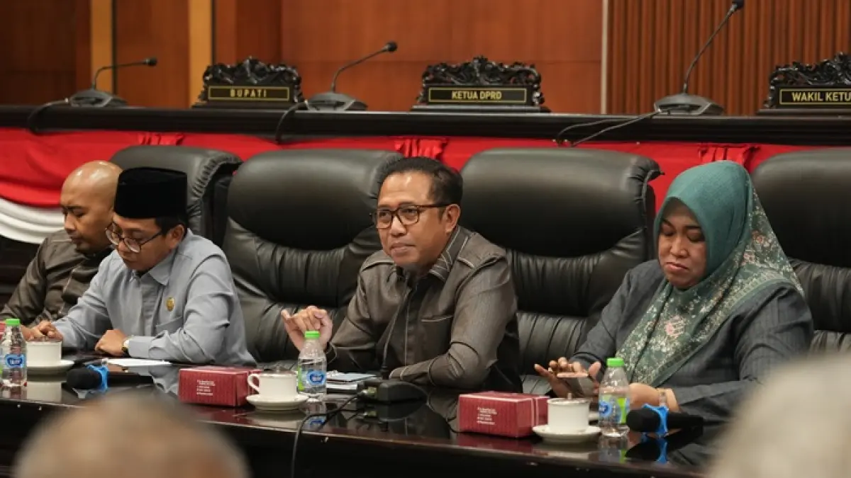 SERIUS: Komisi D DPRD Jombang saat rapat dengar pendapat dengan OPD terkait data bansos, (25/5).