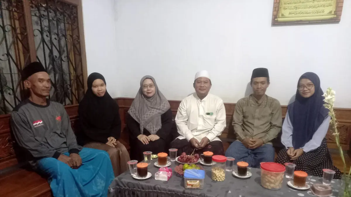 SILATURAHMI: Kepala Kantor Kementerian Haji dan Umrah (Kemenhaj) Kabupaten Jombang Ilham Rohim saat takziyah ke rumah duka di Wonosalam.