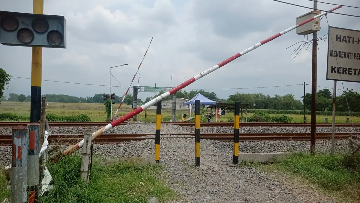 TUNGGU REKOM: Perlintasan sebidang di Desa Nglele, Kecamatan Sumobito diusulkan dipasang palang pintu, (6/6).