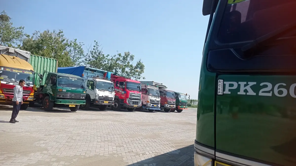 
UJI COBA: Deretan kendaraan angkutan barang terparkir di Parkir Khusus Angkutan Barang (Terminal Barang) di Kecamatan Perak.
