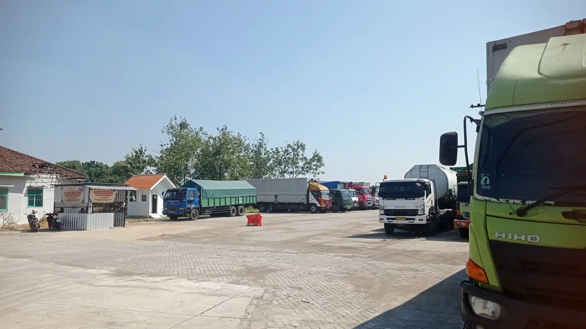 UJI COBA: Deretan kendaraan angkutan barang terparkir di Parkir Khusus Angkutan Barang (Terminal Barang) di Kecamatan Perak.