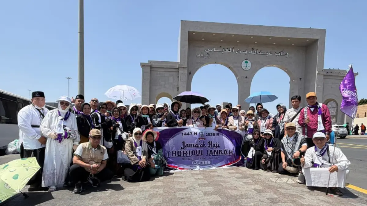 EDUKASI: Ketua Rombongan 1 SUB Kloter SUB 61 sekaligus Pembimbing Ibadah Haji (PIH) KBIHU Thoriqul Jannah, Zulfikar Damam Ikhwanto saat memimpin rombongan kegiatan ziarah ke Kota Thaif.