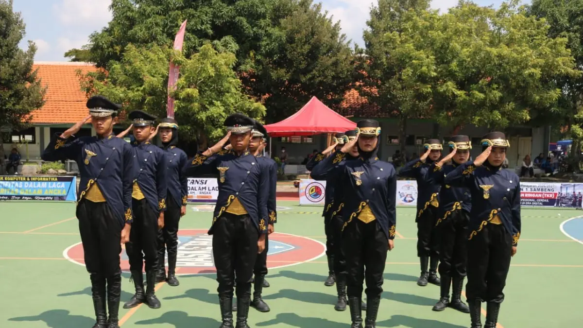 MENTAL JUARA: Ekstrakurikuler Paskibra SMPN 1 Kabuh saat mengikuti perlombaan di Lamongan.