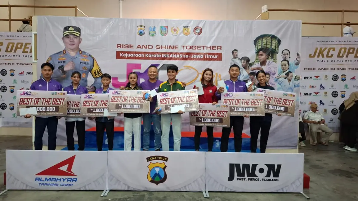 SELAMAT: Adhe Rengga (tengah) bersama atlet peraih best of the best, Minggu (7/6)