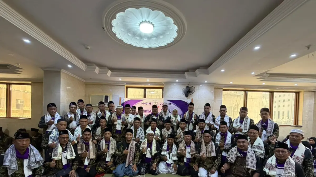 DEKAT: Ketua Rombongan 1 SUB Kloter 61 sekaligus Pembimbing Ibadah Haji (PIH) KBIHU Thoriqul Jannah, Zulfikar Damam Ikhwanto Adhim foto bersama para jemaah. 
