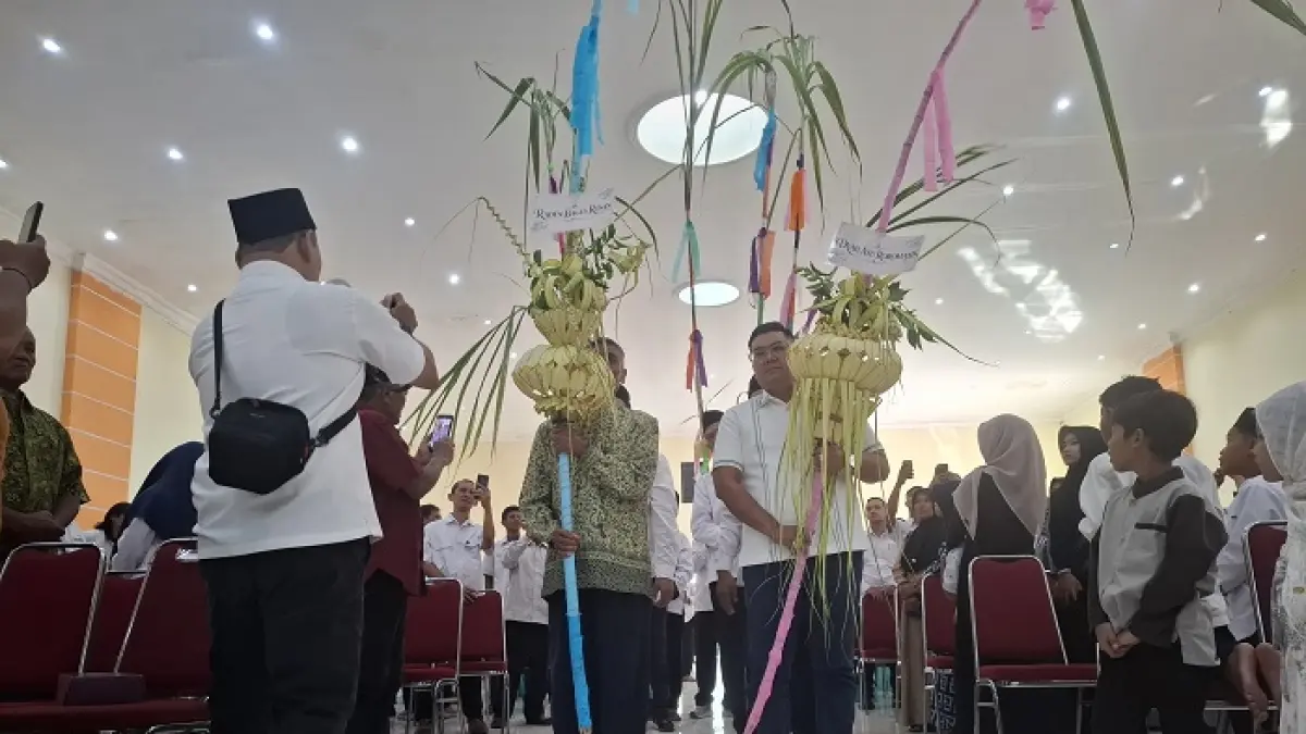HARAPAN: Temu manten diarak sebagai bentuk permohonan agar hasil giling tebu melimpah.