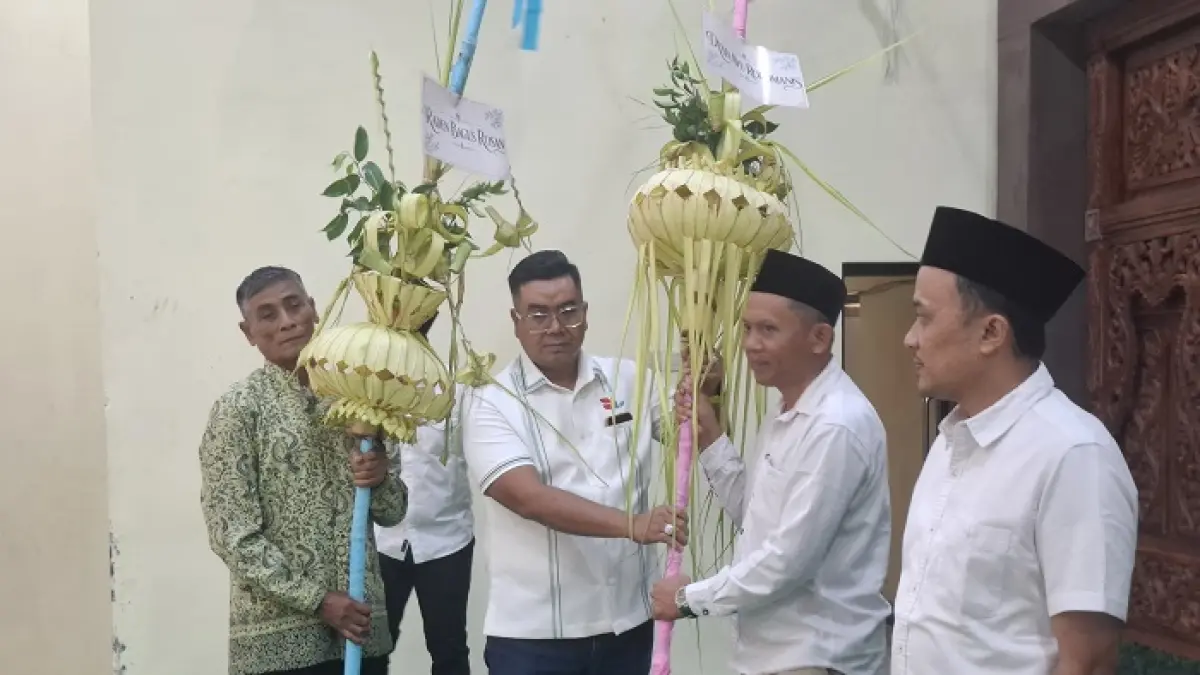 SIMBOL KEMAKMURAN: Tokoh petani H Juliono menyerahkan tebu manten kepada Pelaksana Harian General Manager PG Djombang Baru, Wukir Dana Sekti.