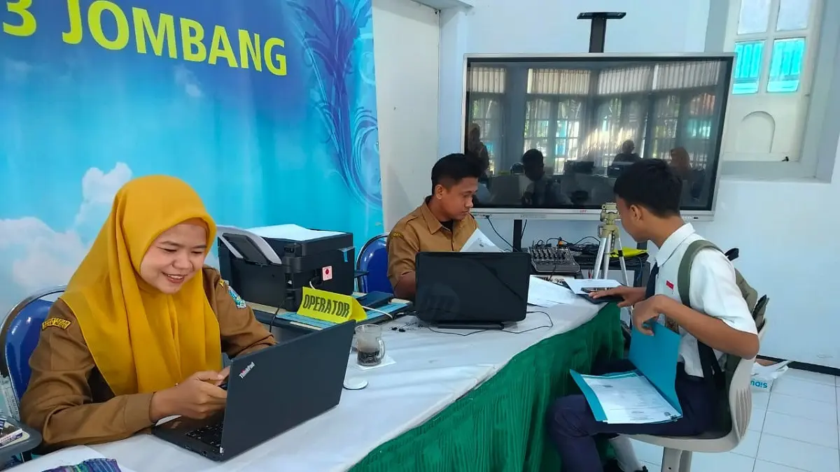 TERTIB: Pelayanan verifikasi berkas di SMAN 3 Jombang, (9/6).