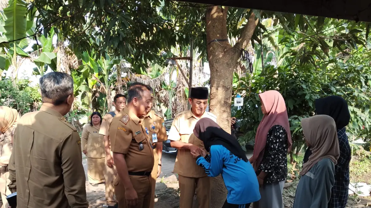PANTAU: Sekdakab Jombang Agus Purnomo memantau langsung kondisi calon siswa Sekolah Rakyat.