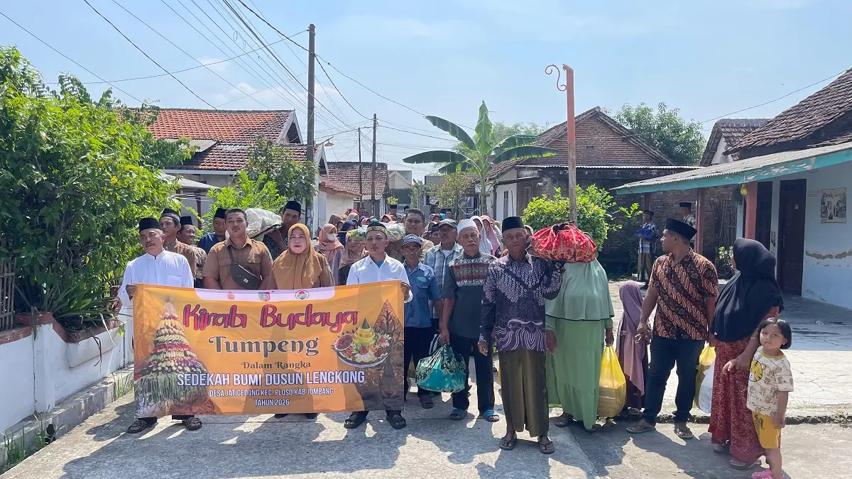 RUKUN: Kades Jatigedong Siti Junaidah (tengah) bersama warga sebelum tumpeng diarak ke Pendopo Dusun Lengkong, (2/6).