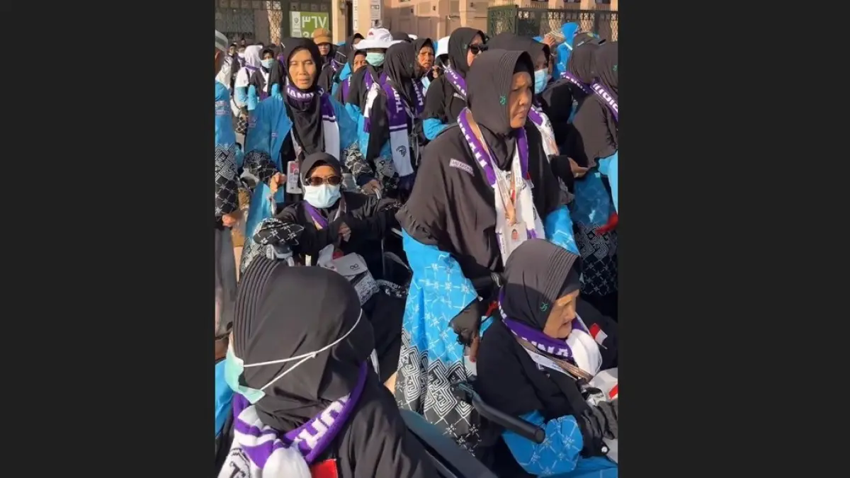 ANTUSIAS: Jemaah haji KBIHU Thoriqul Jannah yang tergabung dalam SUB Kloter 61 mendapatkan kesempatan memasuki Raudhah di Masjid Nabawi, Madinah, kemarin (8/6) WAS.