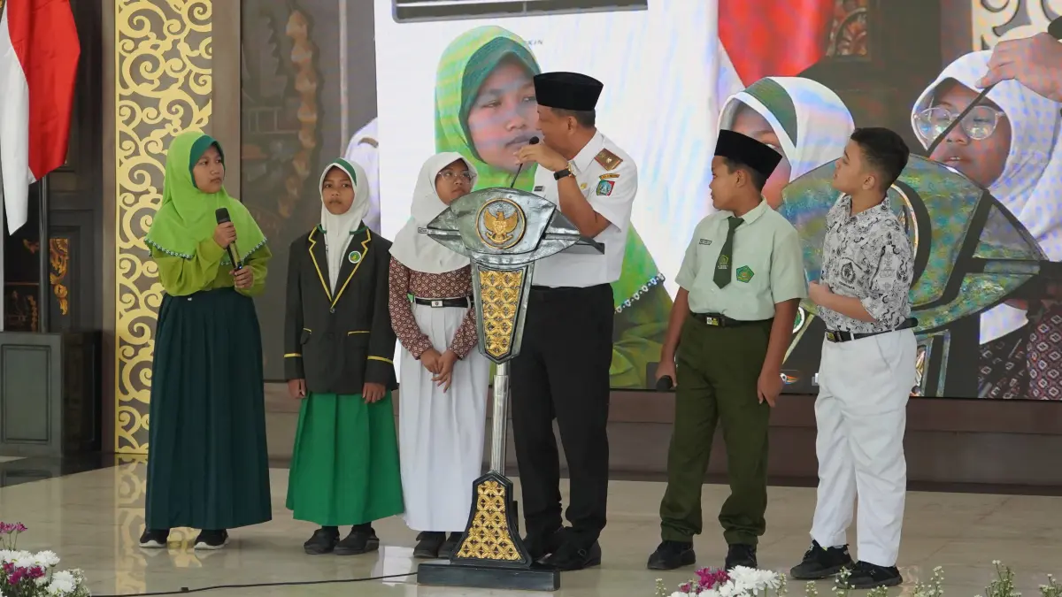 EDUKASI: Sekdakab Jombang Agus Purnomo edukasi pola konsumsi sehat melalui GEMMA BISA 2026 di Pendopo Kabupaten Jombang, Rabu (10/6).