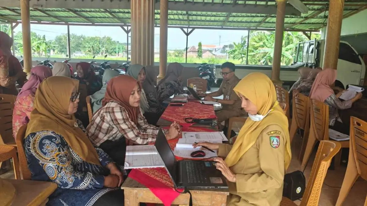 INOVASI: Pegawai Dinas Koperasi dan Usaha Mikro Jombang mengikuti proses penilaian kesehatan koperasi.