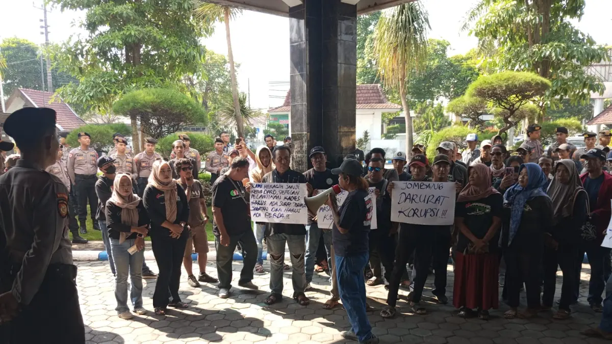 RAMAI: Puluhan massa FRMJ melakukan aksi di depan kantor DPRD Jombang Rabu (10/6)