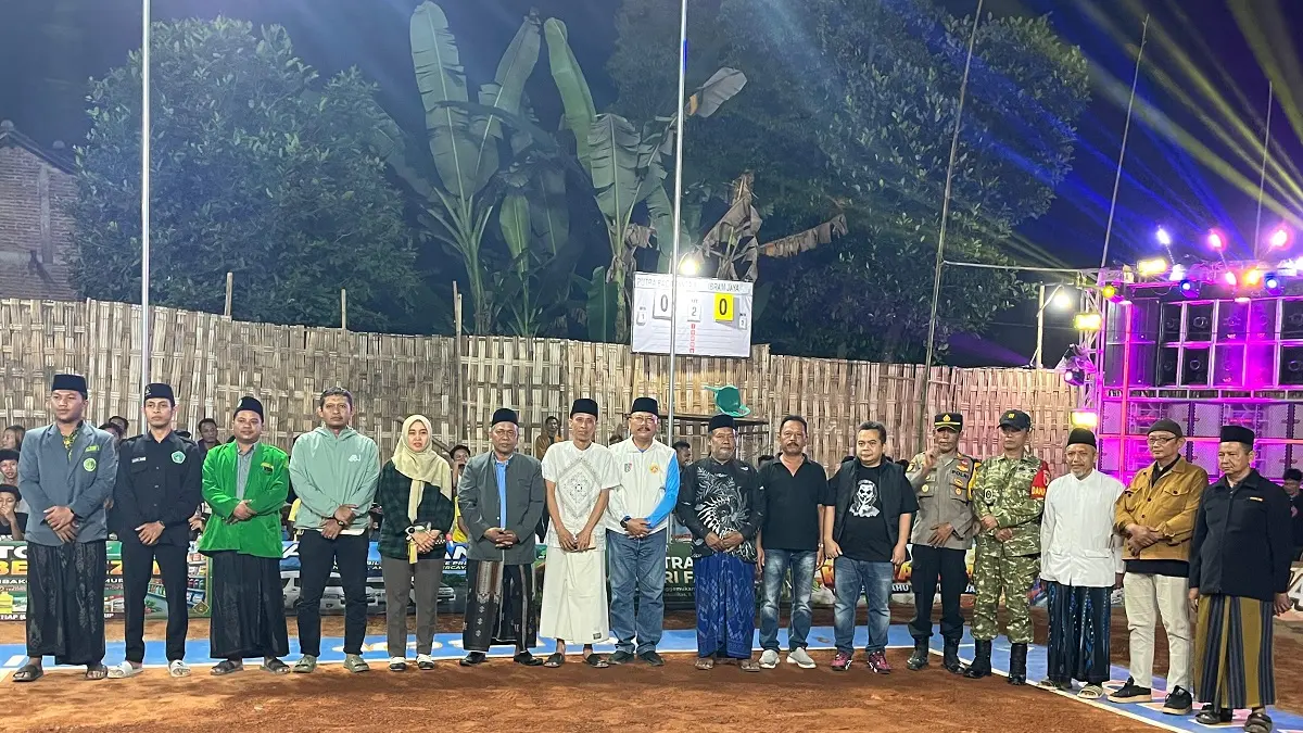 TELADAN: Wakil Ketua 3 DPRD Jombang, HM Syarif Hidayatullah ST MMT (Gus Sentot), menghadiri pembukaan turnamen bola voli JMR ITB CUP 2026 di Bapang, Sumbermulyo, Jogoroto, Minggu (7/6).