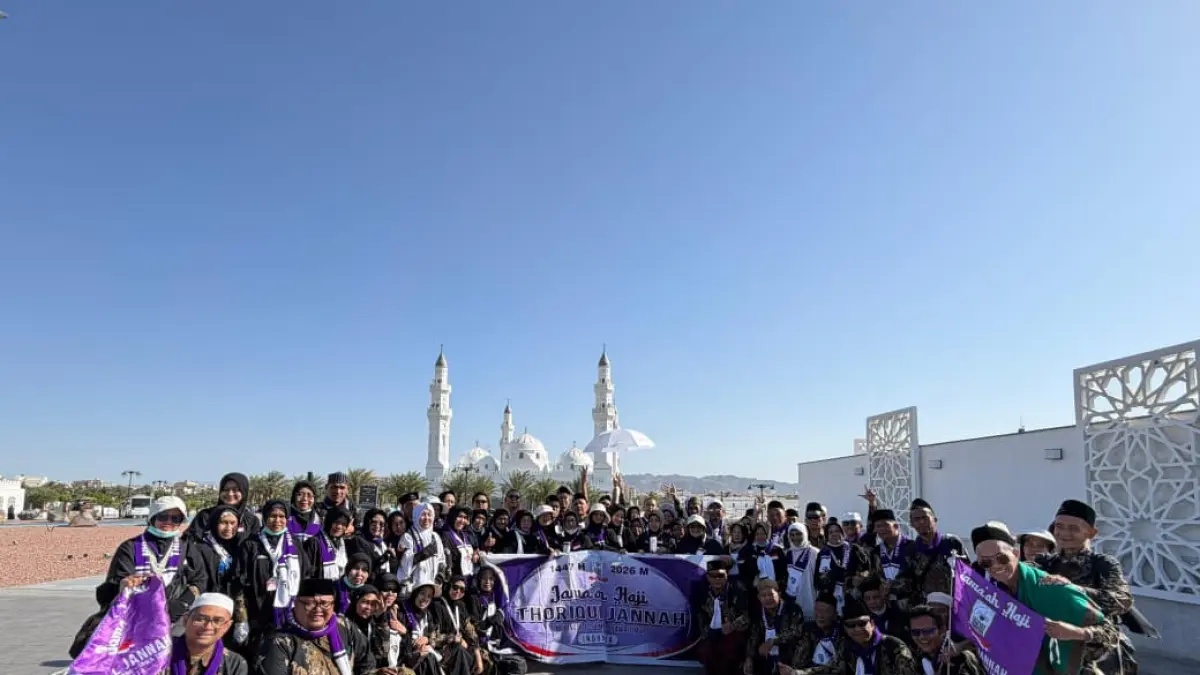 ANTUSIAS: Ketua Rombongan 1 SUB Kloter 61 sekaligus Pembimbing Ibadah Haji (PIH) KBIHU Thoriqul Jannah, Zulfikar Damam Ikhwanto Adhim bersama jemaah. 