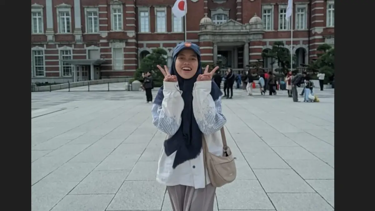 Dwi Khoiruni’mah, perempuan muda kelahiran 19 Juni 2005 asal Jombang berhasil menembus ketatnya seleksi kerja ke Jepang.&nbsp;