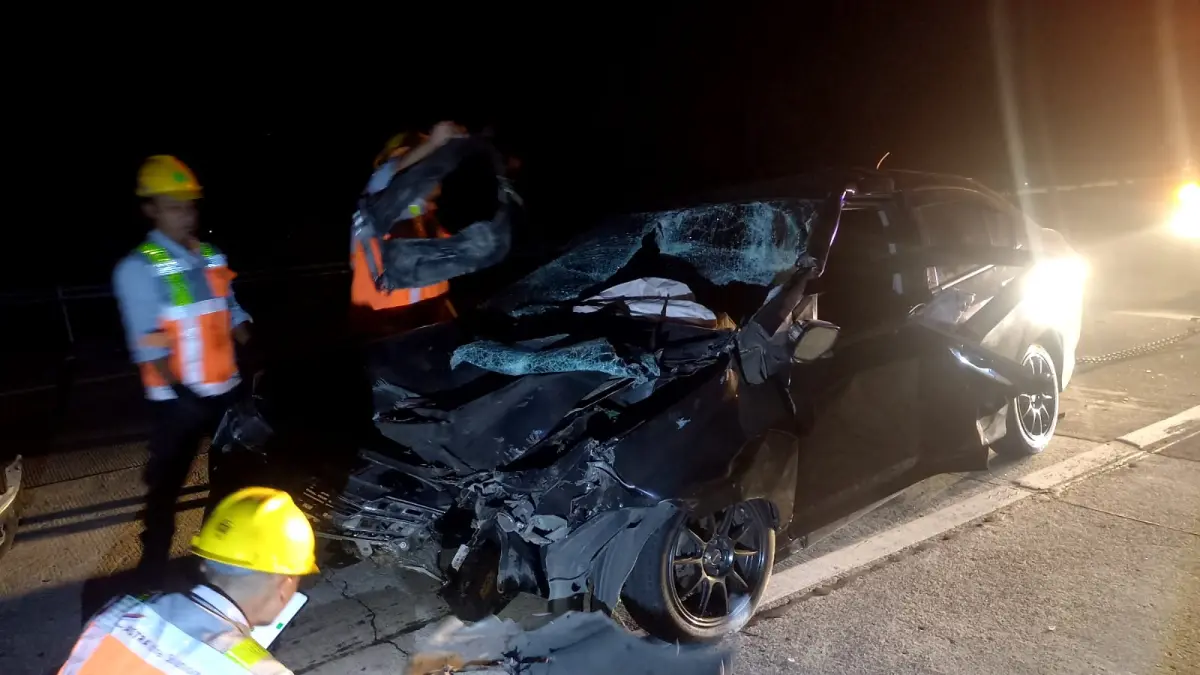 Kecelakaan maut terjadi di ruas Tol Jombang-Mojokerto KM 690+100 A masuk Desa Sumberagung, Kecamatan Peterongan, Kamis (11/6) malam. 
