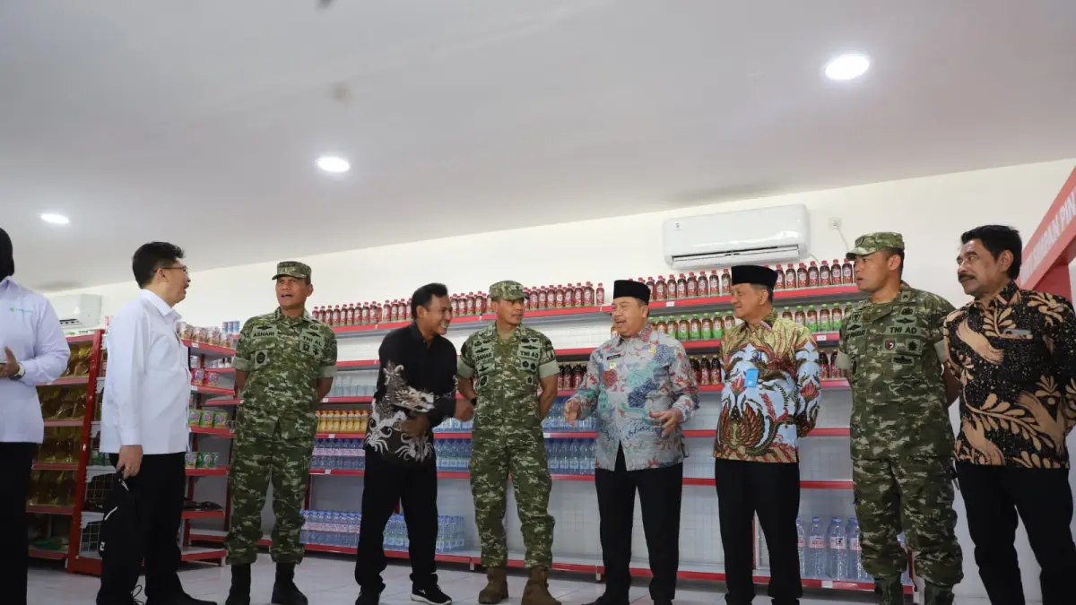 KOMPAK: Kepala Desa Tugusumberjo As’ad saat menerima kunjungan Tim 2 Pengawasan dan Pengendalian (Wapang) TNI, Kamis (11/6).
