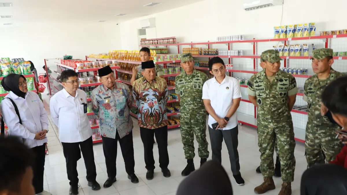 PANTAU OPERASIONAL: Bupati Jombang Warsubi mendampingi Kepala Staf Daerah Militer (Kasdam) V/Brawijaya Brigjen TNI Zainul Bahar memantau operasional KDMP di Jombang kemarin (11/6).