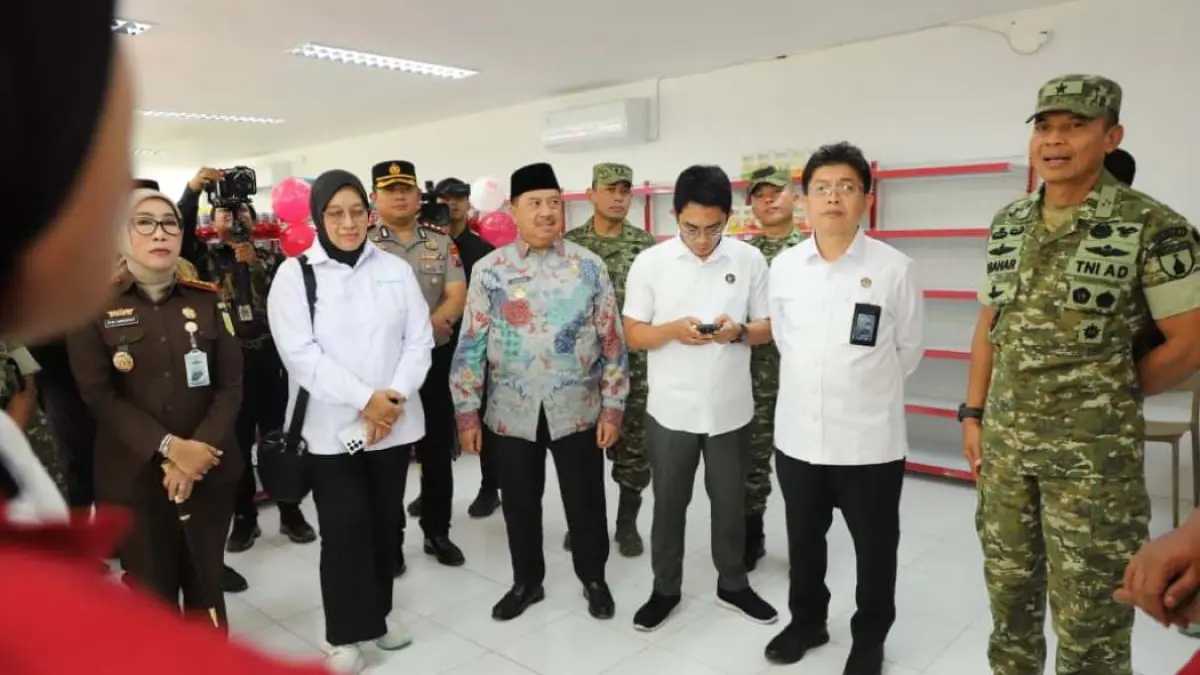 
SIDAK: Kepala Staf Daerah Militer (Kasdam) V/Brawijaya Brigjen TNI Zainul Bahar meninjau operasional KDKMP sejumlah desa di Jombang, kemarin (11/6).
