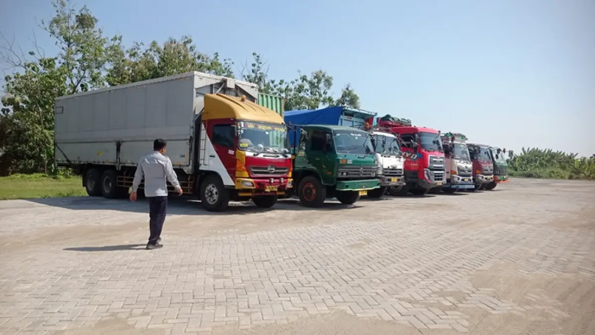 Uji coba operasional terminal barang di Desa Glagahan, Kecamatan Perak, Jombang