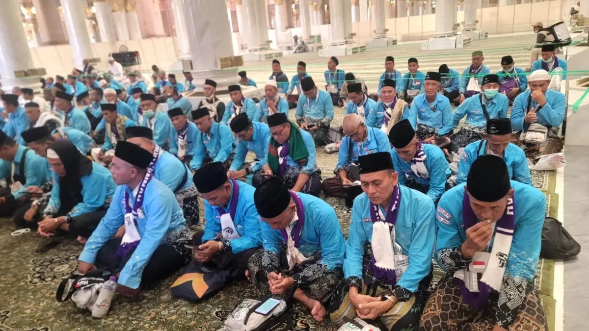ZIARAH: Jemaah haji laki-laki KBIHU Thoriqul Jannah melaksanakan ziarah ke makam Rasulullah Muhammad SAW di Masjid Nabawi, kemarin (8/6) WAS. 
