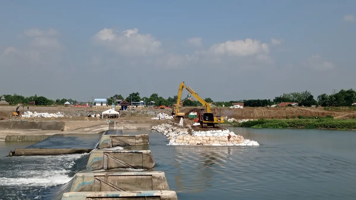 
DIKISDAM: Alat berat memasang jumbo bag di pintu enam Dam Karet Jatimlerek, Kecamatan Plandaan yang rusak.

