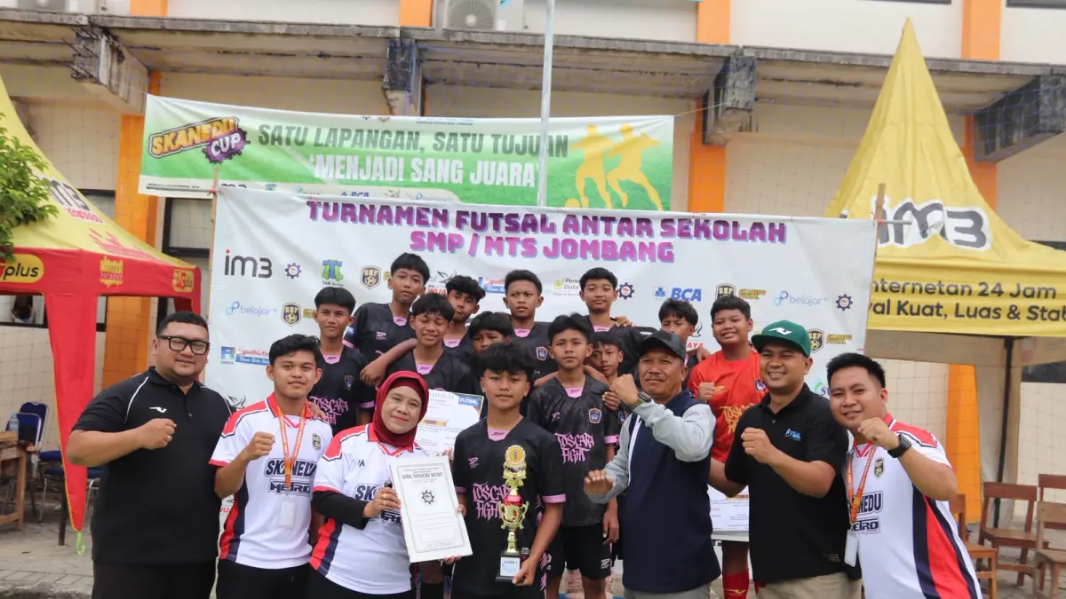 DUKUNG: Wakil Ketua AFKAB Jombang, Ruud Qurrata Ain (paling kiri), bersama tim juara turnamen futsal Skanedu Cup 2026, Jumat (12/6). 
