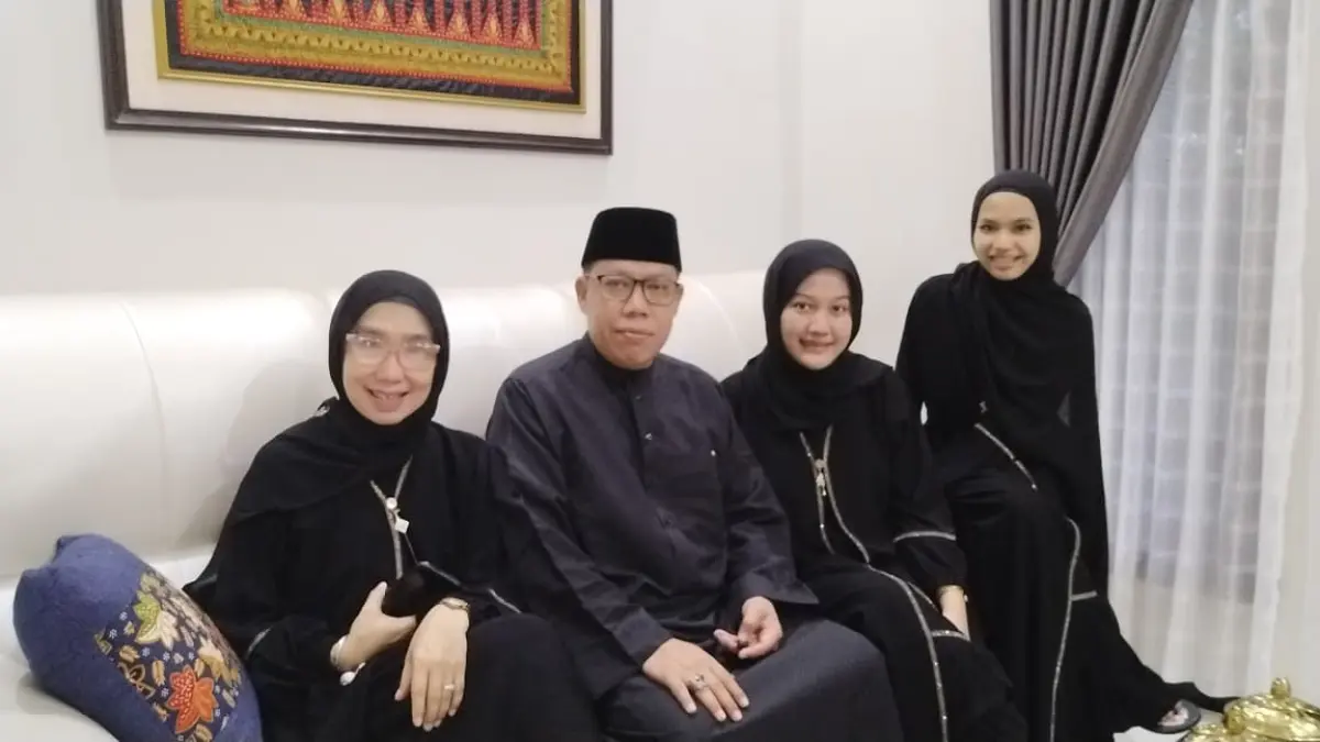 HARMONIS: Kepala Disnaker Jombang Isawan Nanang Risdiyanto bersama istri dan anaknya.