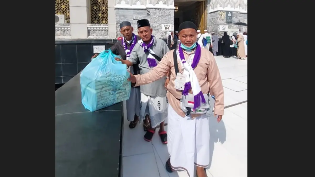 
MABRUR: Jemaah haji KBIHU Thoriqul Jannah yang tergabung dalam SUB Kloter 61 saat hendak mewakafkan alquran di Masjidil Harom Makkah. 
