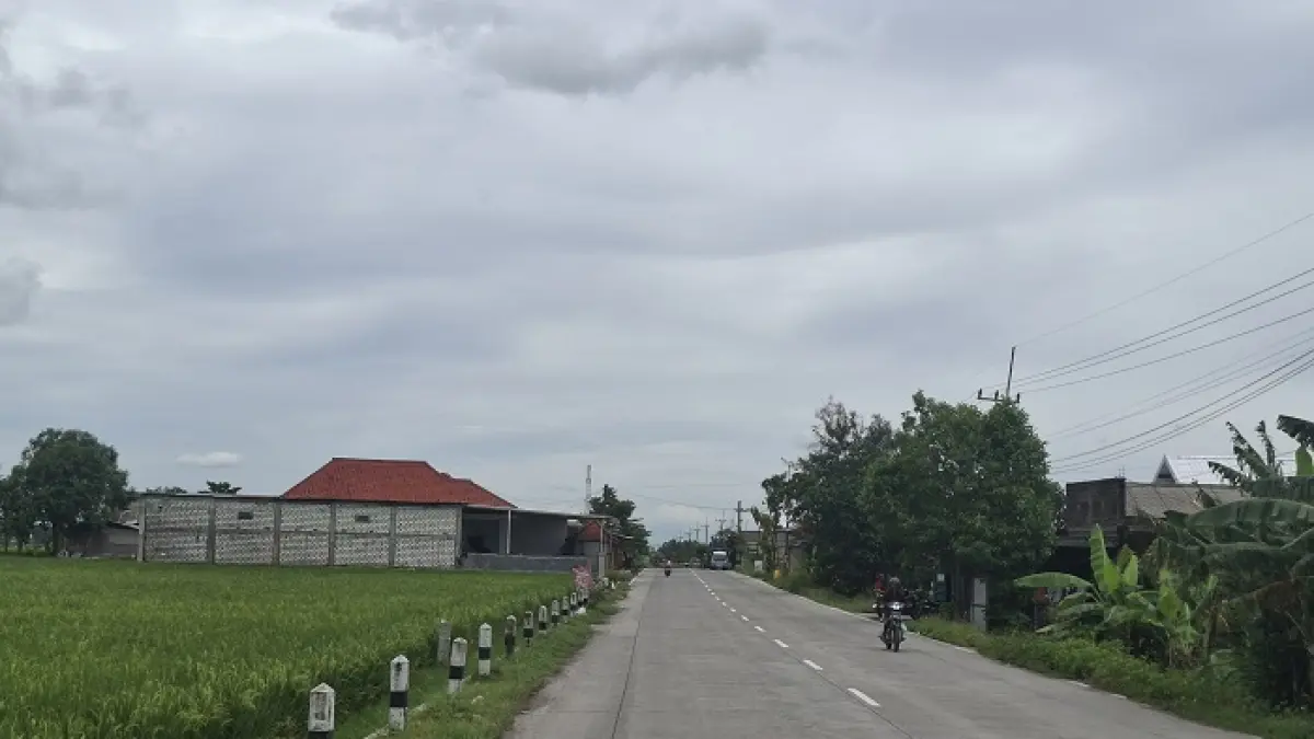 MINIM PENERANGAN: Jalan kabupaten ruas Kabuh-Tapen di Kecamatan Kudu belum dilengkapi PJU, (13/2).