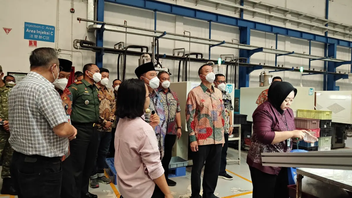 PANTAU: Bupati Warsubi saat melakukan kunjungan kerja ke dua perusahaan besar, PT Camino Industrial Indonesia dan PT Cheil Jedang Indonesia (CJI), Jumat (12/6).